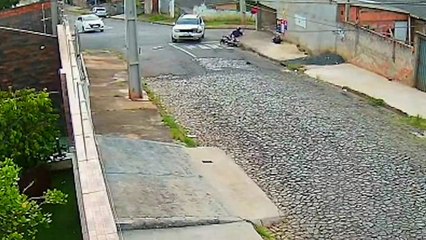 Motociclista é projetado contra placa de preferencial após colisão com carro