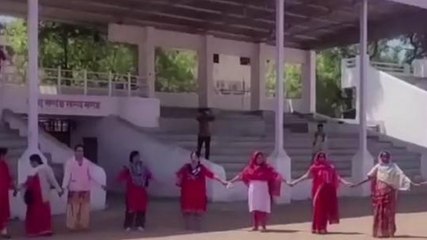खंडवा: मानव श्रृंखला बनाकर महिलाओं ने बताए अधिकार, कहा-