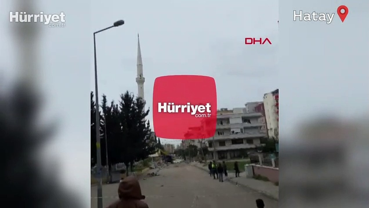 İskenderun'da depremde ağır hasar alan caminin minaresi kontrollü olarak yıkıldı