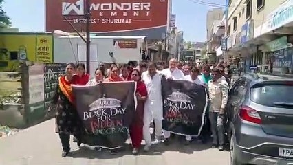 कांग्रेस नेताओं ने मार्च निकालकर कहा ब्लैक डे फार इंडियन ड़ेमोक्रेसी