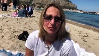 Anticipo d'estate a Mondello, tintarelle e primi tuffi in mare