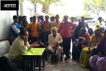मंत्री बेबी रानी मौर्या  के आवास पर महिलाओं का प्रदर्शन