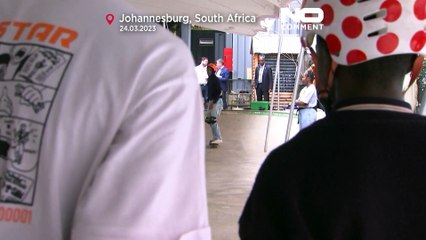 Rei Filipe da Bélgica desafiado a andar de skate na África do Sul