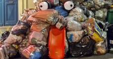 À Paris, un street artiste donne vie aux tas de poubelles qui envahissent les rues