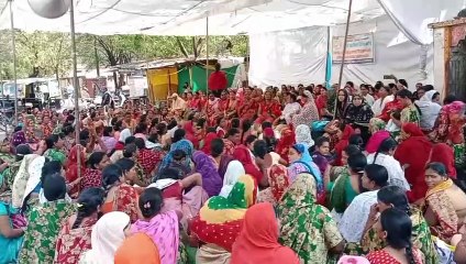 हड़ताल पर बैठी हैं आंगनबाड़ी कार्यकर्ता