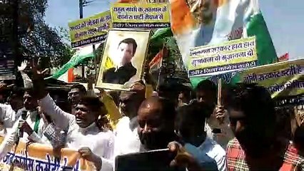 राहुल गांधी के समर्थन में रैली निकालते जिला कांग्रेस के नेता
