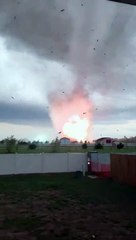 Images impressionnantes d'une tornade qui approche leur maison