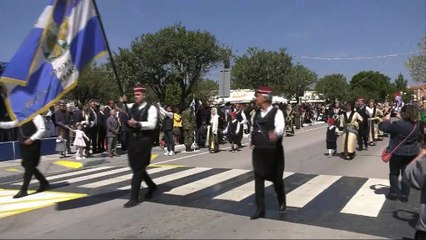 Η παρέλαση της 25ης Μαρτίου στην Χαλκίδα από μαθητές, σχολή πεζικού και σώματα ασφαλείας.