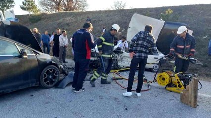 Gediz'de iki otomobil kafa kafaya çarpıştı: 1 ölü, 3 yaralı