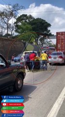 Taxi no rotulado queda atorado en arriate central por intentar incorporarse a carril reversible