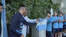 El futbolista argentino acudió junto a su técnico al complejo que sirve para homenajear a la estrella argentina