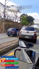 Taxi no rotulado queda atorado en arriate central por intentar incorporarse a carril reversible