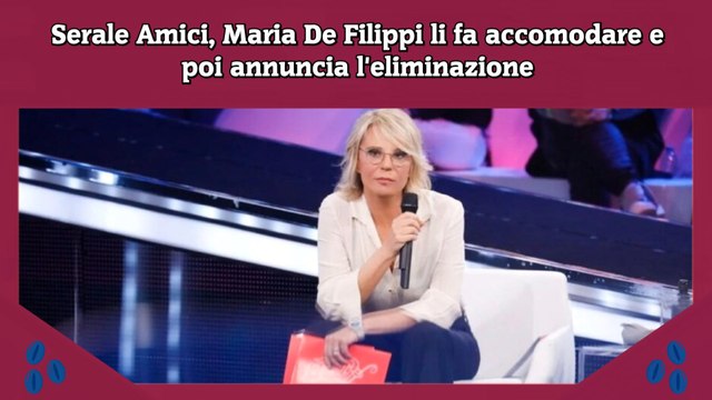 Serale Amici, Maria De Filippi li fa accomodare e poi annuncia l'eliminazione