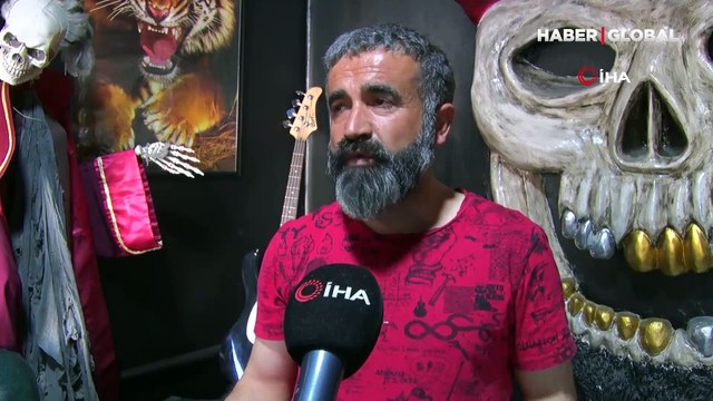 Enkazın altında hayatını kurtaran köpek Çakıl'ın resmini koluna dövme yaptırdı