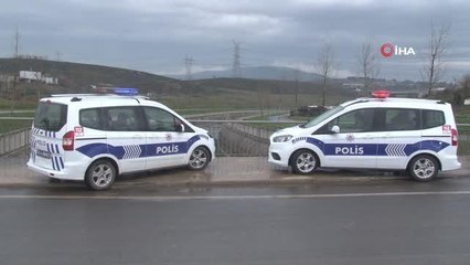 Sancaktepe'de araç demir korkulukları aşıp dereye uçtu: 2 yaralı