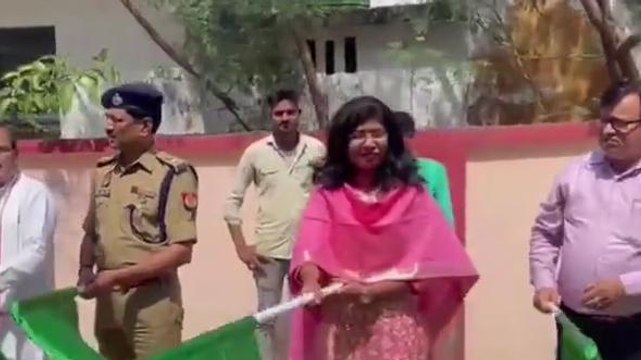 बाराबंकी: मोबाइल वेटनरी यूनिट को सांसद और सीडीओ ने हरी झंडी दिखाकर किया रवाना
