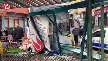 Kağıthane’de halk otobüsü durağa daldı