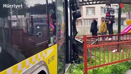 İstanbul'da halk otobüsü kazası! Önce otomobile sonra durağa çarptı