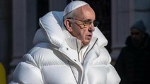 Papa Francis'in giydiği beyaz mont sosyal medyanın diline düştü