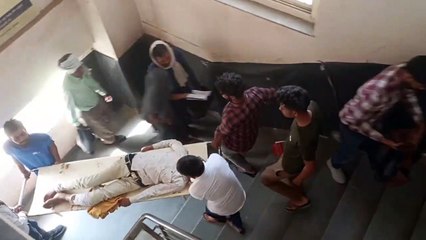 कंधे बना सहारा, गोदी में दिखे लाचार, मरीजों पर भारी लापरवाही...!