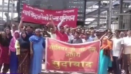 मथुरा: कर्मचारियों पर हो रहे अत्याचार के खिलाफ रेल कर्मियों ने किया विरोध प्रदर्शन