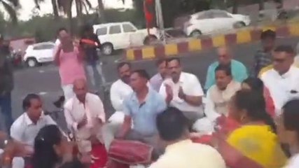 सिंगरौली: कांग्रेसियों ने किया अनोखा सत्याग्रह आंदोलन, हैरान रह गए लोग