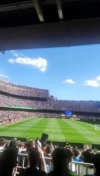 Gerard Piqué llega en helicóptero al Camp Nou durante la Kings League