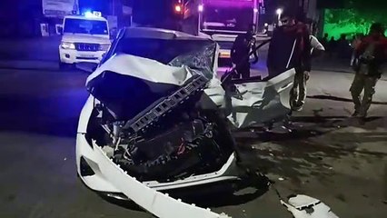 आधी रात बीच शहर में तेज रफ्तार बस व कार में जबरदस्त भिड़ंत, कार के उड़े परखच्चे, ५ घायल