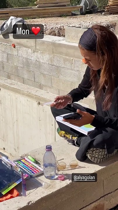 Karine Le Marchand a dévoilé une vidéo de sa fille Alya alors qu'elles se trouvent dans la région d'Aix-en-Provence, où l'animatrice fait construire une maison.