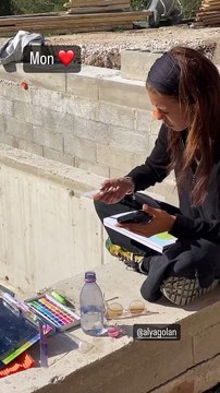 Karine Le Marchand a dévoilé une vidéo de sa fille Alya alors qu'elles se trouvent dans la région d'Aix-en-Provence, où l'animatrice fait construire une maison.
