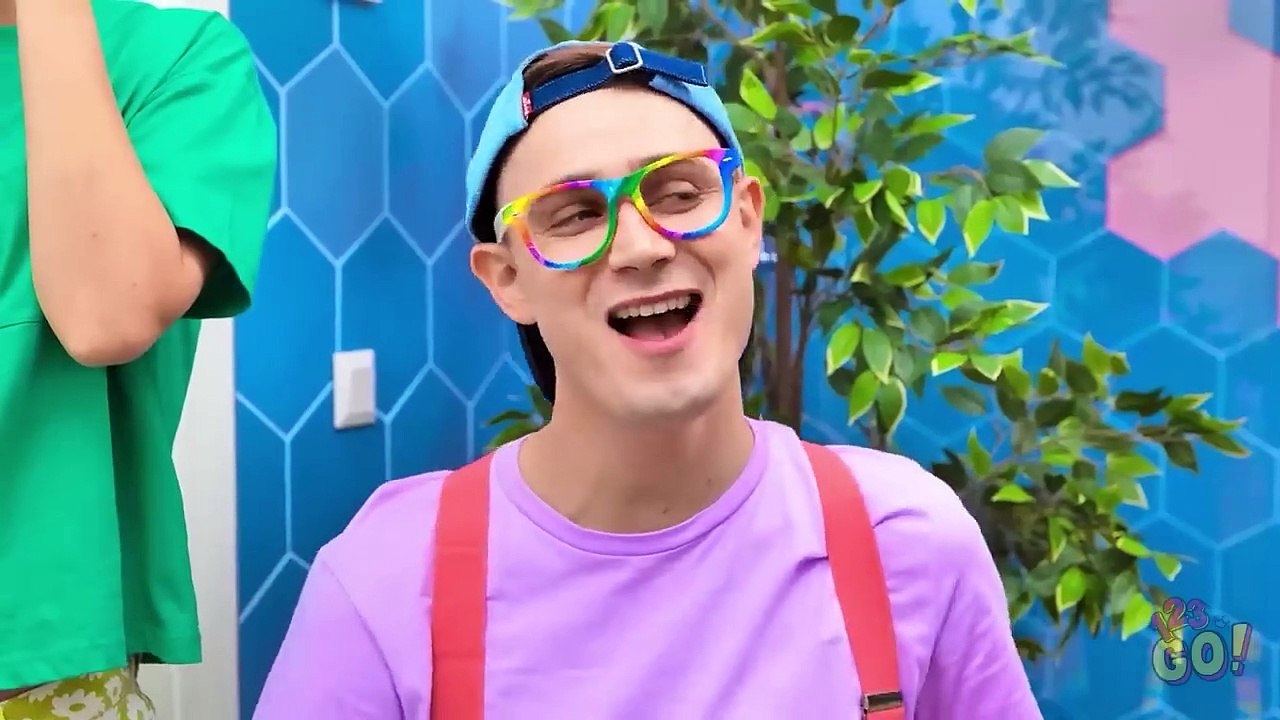 MUST HAVE PARENTING HACKS & GADGETS - Genius Ideas and Tips for Crafty Parents by 123 GO!