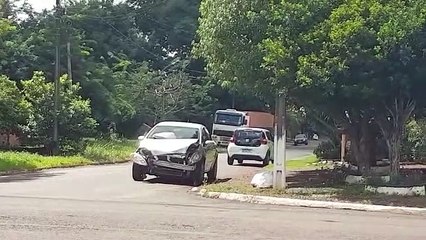 Peugeot e Linea ficam destruídos após forte colisão na região norte
