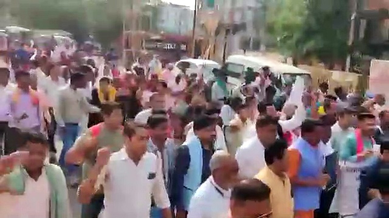 ढोल बजाते सीएम निवास जा रहे अनियमित कर्मियों को पुलिस ने रोका
