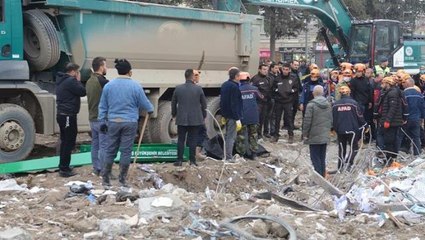 Depremin 49'uncu gününde enkazdan bir kadın cesedi çıkartıldı