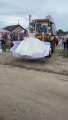Damat gelini düğüne kepçe makinesi ile getirdi