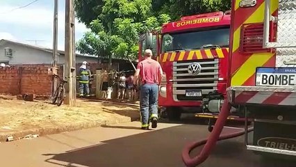 下载视频: Bombeiros falam sobre o perigo de se aproximar de residências em chamas