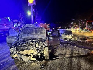 TUNCELİ'DE İKİ OTOMOBİL KAVŞAKTA ÇARPIŞTI 5 YARALI