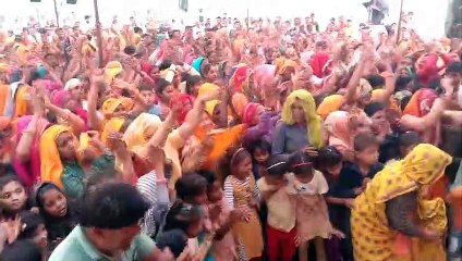 कृष्ण जन्मोत्सव पर महिलाओं ने गाए बधाई गीत
