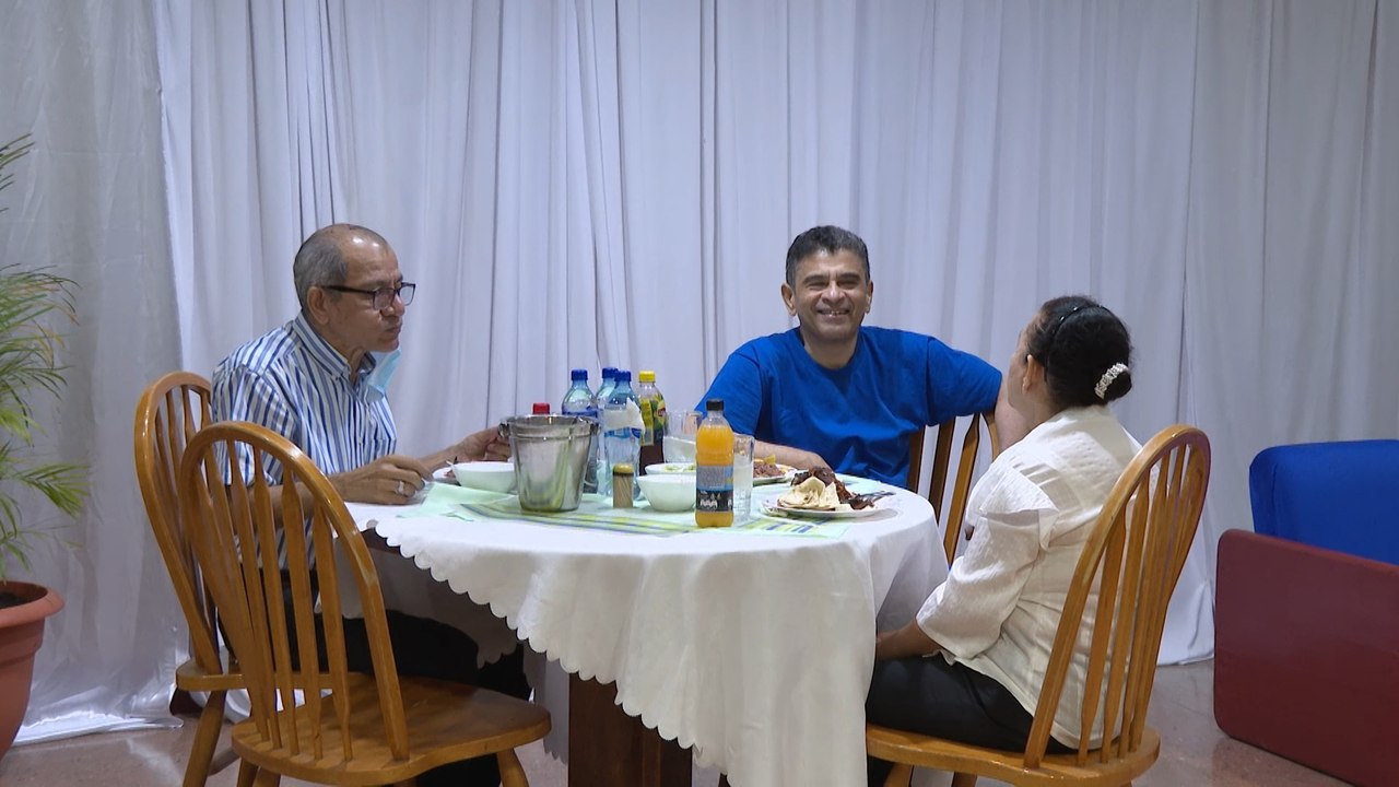 Rolando Álvarez recibe visita de sus hermanos en el Sistema Penitenciario Nacional “Jorge Navarro”