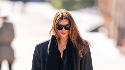 GALA VIDEO - PHOTO – Emily Ratajkowski : ce baiser langoureux avec Harry Styles devient viral !