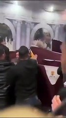 AK Partililer birbirine girdi, yumruklar havada uçuştu