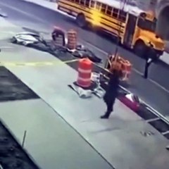 Yeni dökülmüş çimentoya bastığı için sinirlenen adama, hayatın “daha bitmedi” sürprizi