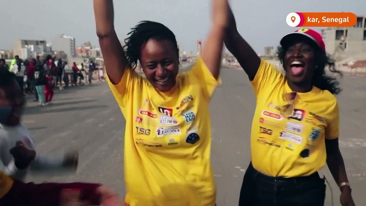 Female driver overtakes competition at Dakar race