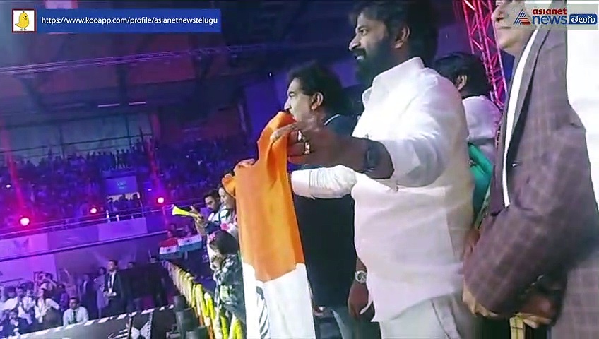 జాతీయ జెండా చేతబట్టి కేరింతలు... జరీన్ బాక్సింగ్ చూస్తూ మంత్రి శ్రీనివాస్ గౌడ్ సందడి 