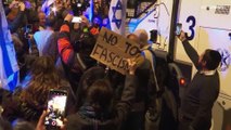 شاهد: الشرطة الإسرائيلية تفرق متظاهرين أمام منزل نتنياهو بعد إقالة وزير الدفاع
