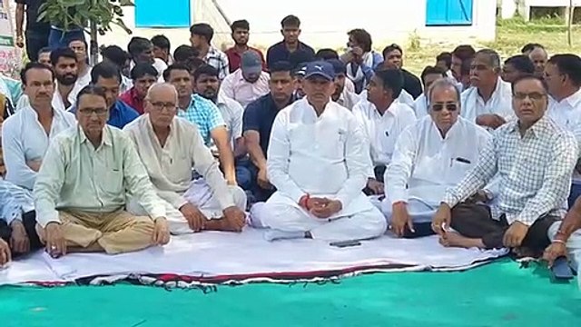 कांग्रेस ने गांधी प्रतिमा के समक्ष किया सत्याग्रह, राहुल गांधी की सदस्यता खत्म करने का जताया विरोध