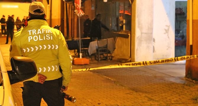 Eşini ve iki çocuğunu bıçakla rehin alan kişiyi polis ikna etti