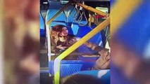 İki kadın minibüste birbirine girdi! Yolcular zor ayırdı