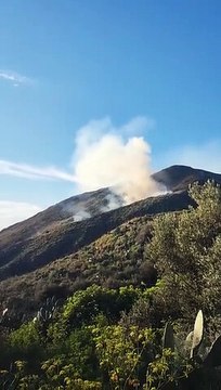 Primo incendio della stagione a Lipari, in fumo macchia mediterranea