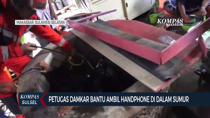 Petugas Damkar Bantu Ambil Handphone di Dalam Sumur
